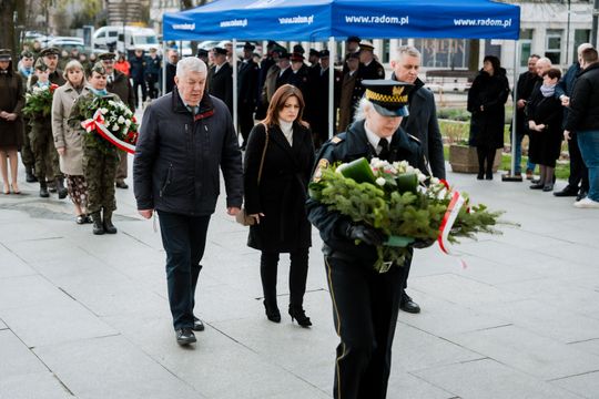 Złożenie kwiatów w rocznicę katastrofy pod Smoleńskiem (zjęcia)