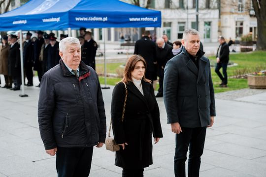 Złożenie kwiatów w rocznicę katastrofy pod Smoleńskiem (zjęcia)