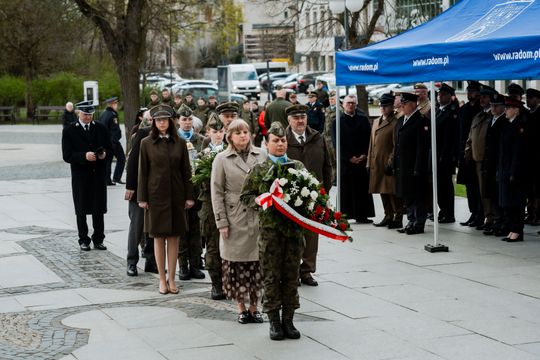 Złożenie kwiatów w rocznicę katastrofy pod Smoleńskiem (zjęcia)