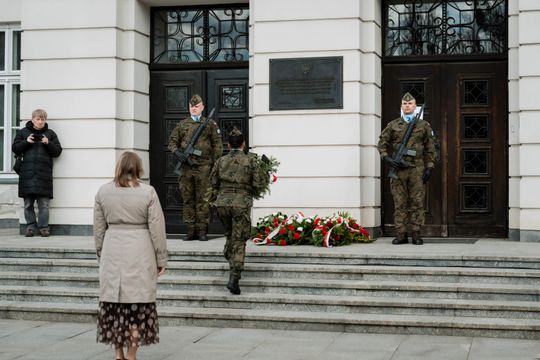 Złożenie kwiatów w rocznicę katastrofy pod Smoleńskiem (zjęcia)