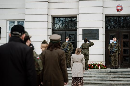 Złożenie kwiatów w rocznicę katastrofy pod Smoleńskiem (zjęcia)