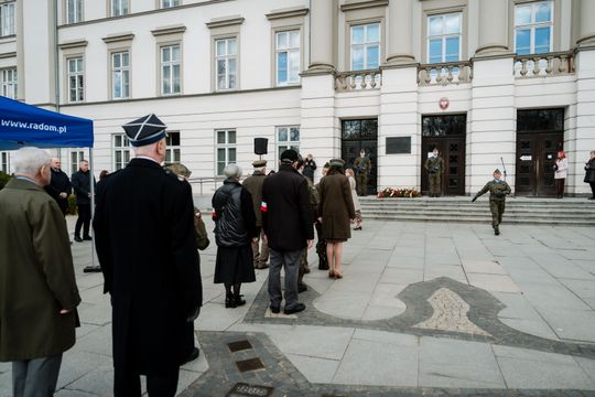 Złożenie kwiatów w rocznicę katastrofy pod Smoleńskiem (zjęcia)