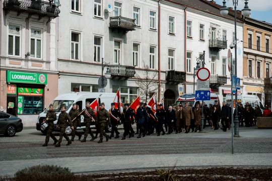 Złożenie kwiatów w rocznicę katastrofy pod Smoleńskiem (zjęcia)