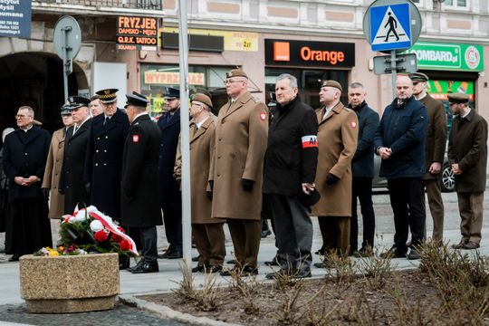 Złożenie kwiatów w rocznicę katastrofy pod Smoleńskiem (zjęcia)
