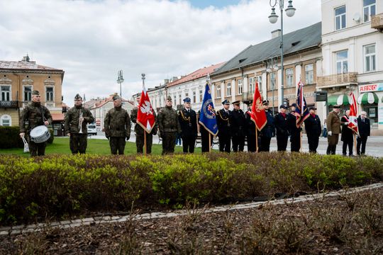 Złożenie kwiatów w rocznicę katastrofy pod Smoleńskiem (zjęcia)