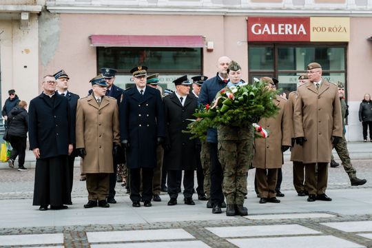 Złożenie kwiatów w rocznicę katastrofy pod Smoleńskiem (zjęcia)