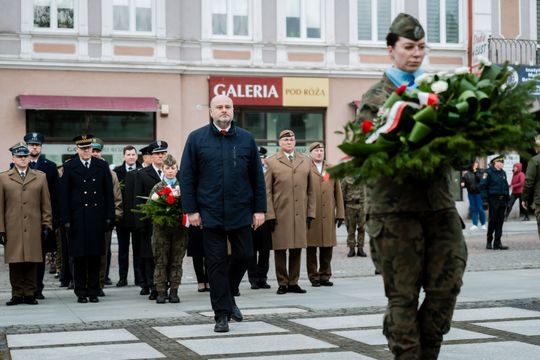 Złożenie kwiatów w rocznicę katastrofy pod Smoleńskiem (zjęcia)