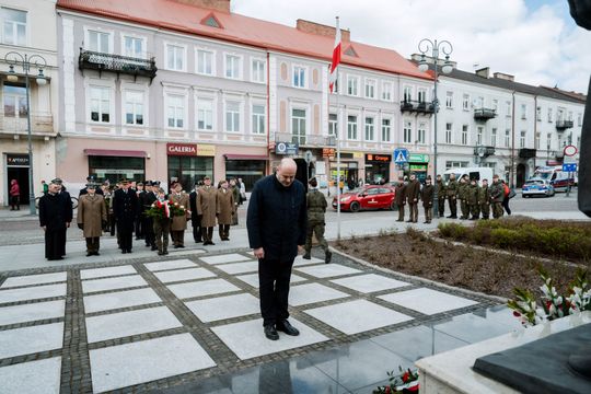 Złożenie kwiatów w rocznicę katastrofy pod Smoleńskiem (zjęcia)