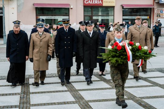 Złożenie kwiatów w rocznicę katastrofy pod Smoleńskiem (zjęcia)