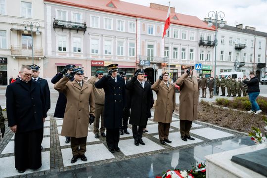 Złożenie kwiatów w rocznicę katastrofy pod Smoleńskiem (zjęcia)