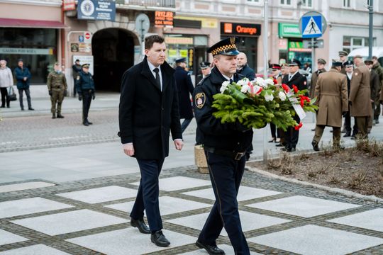 Złożenie kwiatów w rocznicę katastrofy pod Smoleńskiem (zjęcia)