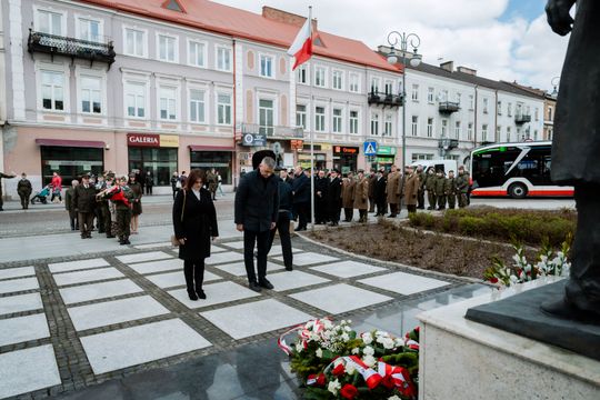 Złożenie kwiatów w rocznicę katastrofy pod Smoleńskiem (zjęcia)