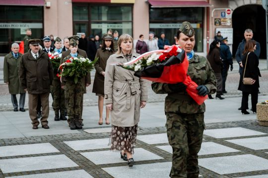 Złożenie kwiatów w rocznicę katastrofy pod Smoleńskiem (zjęcia)