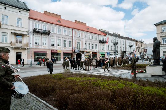 Złożenie kwiatów w rocznicę katastrofy pod Smoleńskiem (zjęcia)