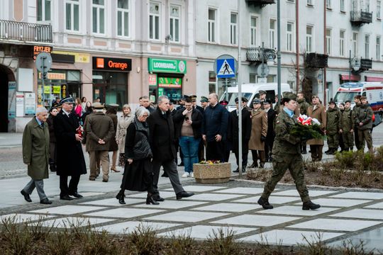 Złożenie kwiatów w rocznicę katastrofy pod Smoleńskiem (zjęcia)