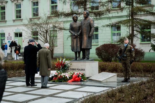 Złożenie kwiatów w rocznicę katastrofy pod Smoleńskiem (zjęcia)