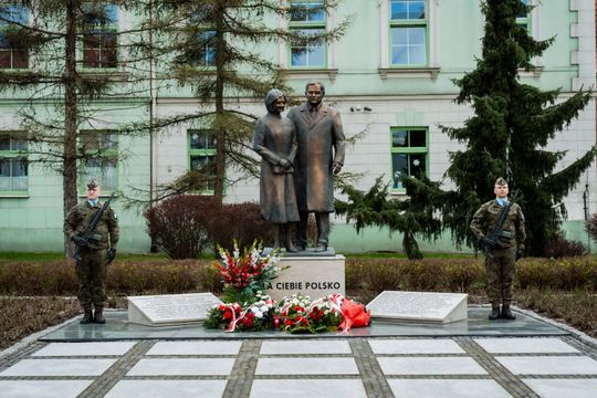 Złożenie kwiatów w rocznicę katastrofy pod Smoleńskiem (zjęcia)