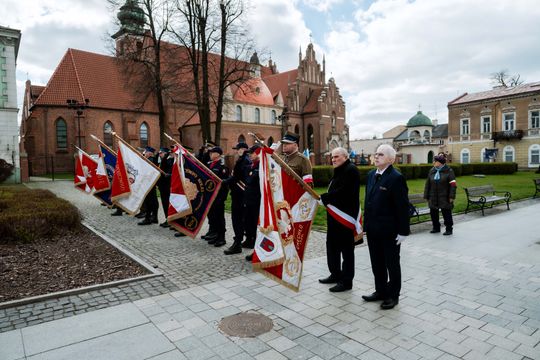 Złożenie kwiatów w rocznicę katastrofy pod Smoleńskiem (zjęcia)