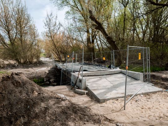 Przebudowa kładki nad rzeką Mleczną (zdjęcia)