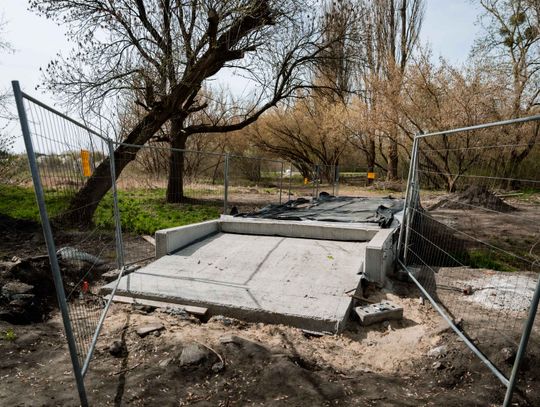 Przebudowa kładki na rzece Mlecznej (zdjęcia)