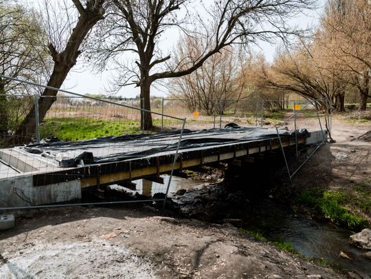 Przebudowa kładki na rzece Mlecznej (zdjęcia)