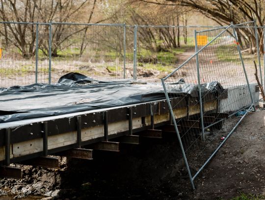 Przebudowa kładki na rzece Mlecznej (zdjęcia)