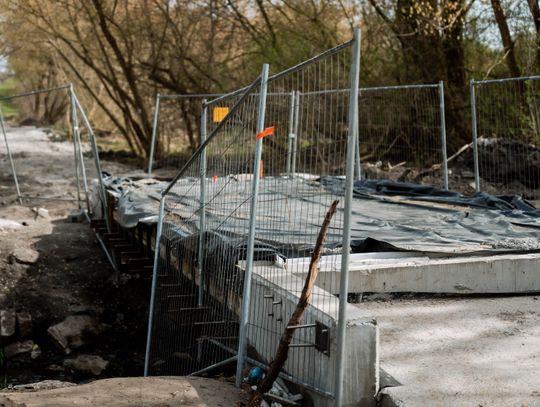 Przebudowa kładki na rzece Mlecznej (zdjęcia)