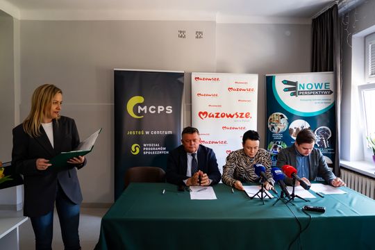 Podpisanie umów na Dzienne Domy Pobytów (zdjęcia)