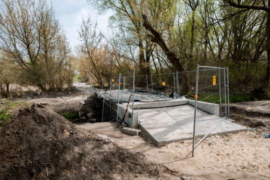 Przebudowa kładki na rzece Mlecznej (zdjęcia)