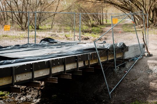 Przebudowa kładki na rzece Mlecznej (zdjęcia)