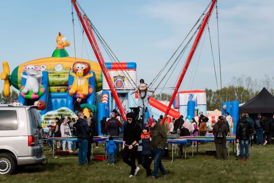 Piknik rodzinny wraz z pokazami lotniczymi na Lotnisku w Piastowie (zdjęcia)