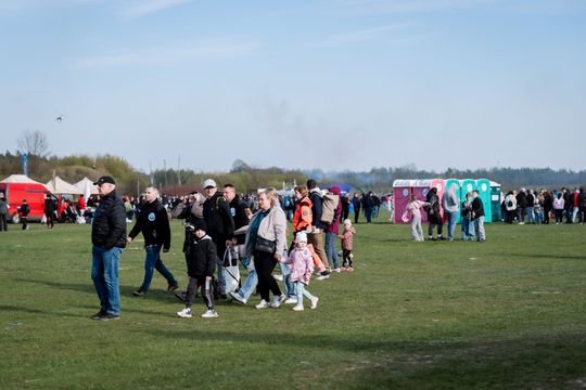 Piknik rodzinny wraz z pokazami lotniczymi na Lotnisku w Piastowie (zdjęcia)