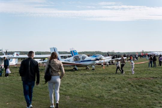 Piknik rodzinny wraz z pokazami lotniczymi na Lotnisku w Piastowie (zdjęcia)