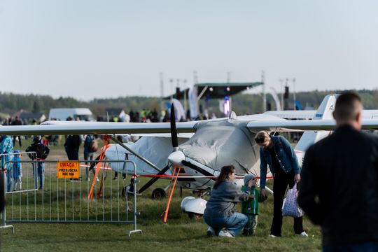 Piknik rodzinny wraz z pokazami lotniczymi na Lotnisku w Piastowie (zdjęcia)