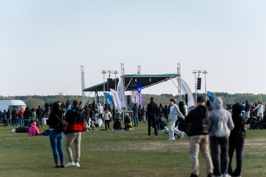 Piknik rodzinny wraz z pokazami lotniczymi na Lotnisku w Piastowie (zdjęcia)