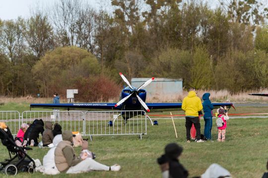 Piknik rodzinny wraz z pokazami lotniczymi na Lotnisku w Piastowie (zdjęcia)