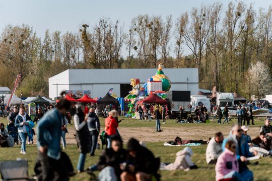 Piknik rodzinny wraz z pokazami lotniczymi na Lotnisku w Piastowie (zdjęcia)