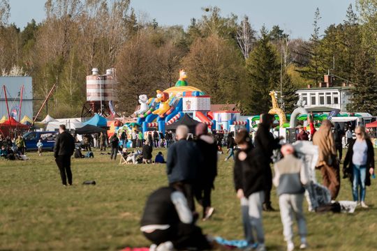 Piknik rodzinny wraz z pokazami lotniczymi na Lotnisku w Piastowie (zdjęcia)