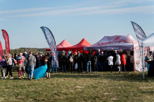 Piknik rodzinny wraz z pokazami lotniczymi na Lotnisku w Piastowie (zdjęcia)