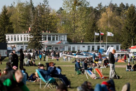 Piknik rodzinny wraz z pokazami lotniczymi na Lotnisku w Piastowie (zdjęcia)