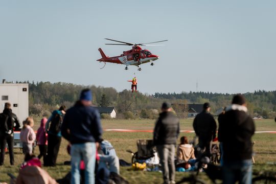 Piknik rodzinny wraz z pokazami lotniczymi na Lotnisku w Piastowie (zdjęcia)