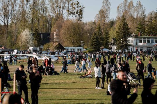 Piknik rodzinny wraz z pokazami lotniczymi na Lotnisku w Piastowie (zdjęcia)