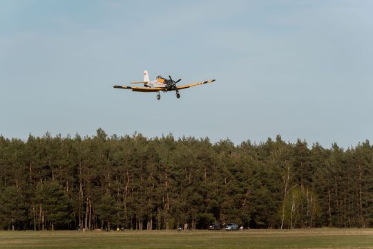 Piknik rodzinny wraz z pokazami lotniczymi na Lotnisku w Piastowie (zdjęcia)