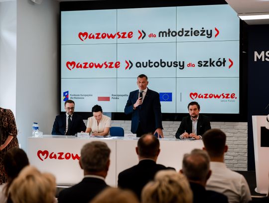 Podpisanie umów Mazowsze dla Młodzieży oraz Autobusy dla mazowieckich szkół (zdjęcia)