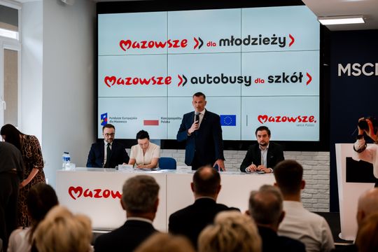 Podpisanie umów Mazowsze dla Młodzieży oraz Autobusy dla mazowieckich szkół