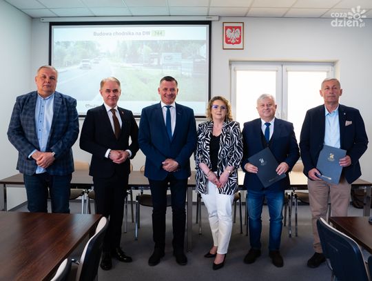 Podpisanie umowy na budowę chodnika w Mazowszanach (zdjęcia) Podpisanie umowy na budowę chodnika w Mazowszanach (zdjęcia)
