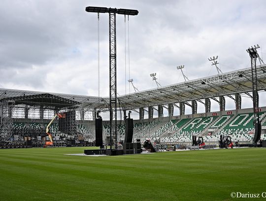 Budowa sceny na koncert Jean-Michela Jarre'a na stadionie przy Struga 63 (zdjęcia)