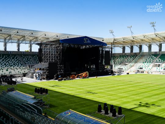 Przygotowywanie sceny na koncert Jean-Michela Jarre'a na stadionie (zdjęcia)