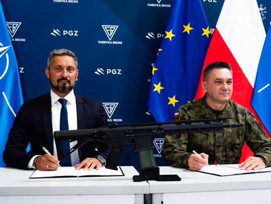 Podpisanie umpwy z Farbyką Broni  na dostawę 5,56 mm karabinków MSBS GROT (zdjęcia)
