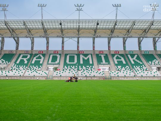 Częściowa wymiana murawy na stadionie Radomiaka (zdjęcia)